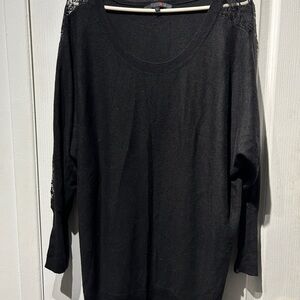 Black lace and tricot pull